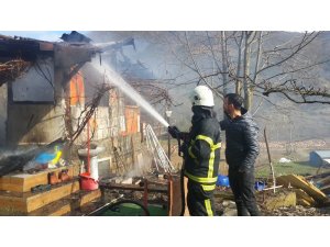 Bağ evi çıkan yangında kül oldu