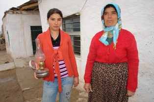 Elektriksiz yaşıyorlar