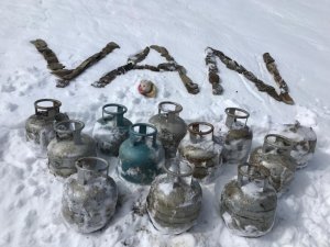 Başkale’de araziye gömülü 12 büyük tüp ele geçirildi