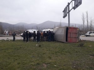 Yoldan çıkan kamyon yan yattı, 1’i ağır 2 kardeş yaralandı