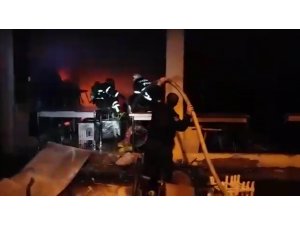 Ucuzluk pazarında çıkan yangın diğer iş yerlerine sıçramadan söndürüldü
