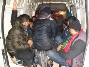Yine şok görüntüler: 5 kişilik araçtan 12 kişi çıktı