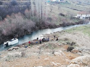 Kontrolden çıkan minibüs dereye uçtu