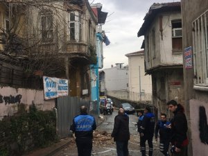 Fatih’te çökme riski bulunan bina çevresinde önlem alındı