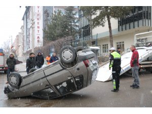 Takla atan otomobili polis ekipleri kendi imkanlarıyla düzeltti
