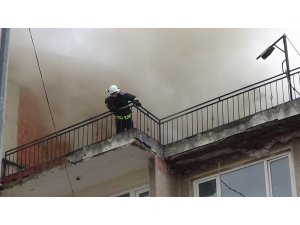 Çatı yangını mahalleliyi sokağa döktü