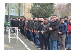 Cezaevinden izinli geldiği evinde başından vurulan adam defnedildi