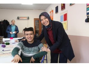 Ayşen Zeybekci, yaşlılarla ve engelli öğrencilerle buluştu