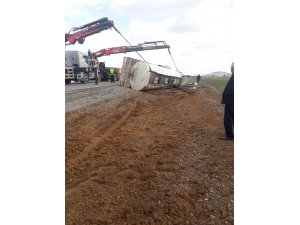 Tanker devrildi, karayolu ulaşıma kapandı