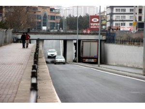 TIR köprüye sıkıştı