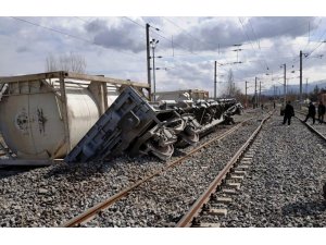Raydan çıkan vagonlar yük trenine çarptı