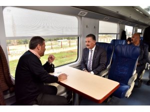 Tuna, treni binip yolculara projelerini anlattı