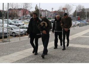 Bolu’da, uyuşturucu haplarla yakalanan 2 kişi adliyeye sevkedildi