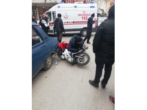 Motosiklet sürücüsü sıkıştığı yerde yardım bekledi