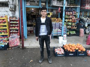 Çocuğu otomobilin altında kalmaktan son anda kurtardı