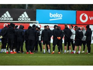 Beşiktaş, karla karışık yağmur altında çalıştı