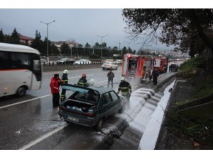 Otomobil seyir halindeyken alev aldı