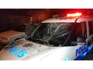 Polis aracının camını çatı katından saksı atarak kırdı