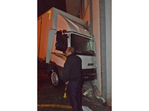 Park halindeyken freni boşalan kamyonet evin duvarına çarptı