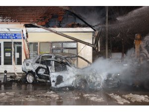 Kaza sonrası alev topuna dönen otomobildeki iki kişi son anda kurtarıldı