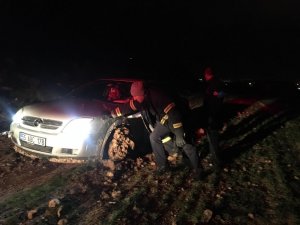 Çamura saplanan otomobili itfaiye ekibi kurtardı