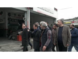 AK Partili başkan adayı, arızalı aracı itti
