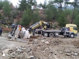 Bursa’da tanker devrildi, kimyasal madde paniği yaşandı