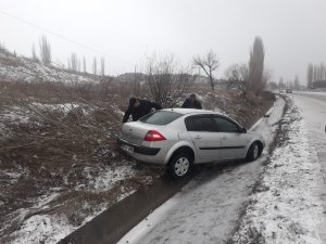 Otomobil su kanalına düştü
