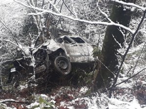 Ordu’nun Çamaş ilçesinde otomobilin uçuruma yuvarlandığı kazada 3 kişi hayatını kaybetti.