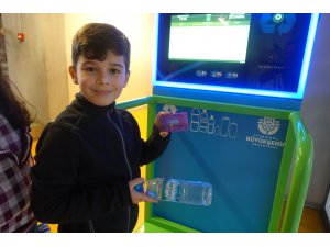 İstanbullu çöpünü akıllı konteynerlere atarak kazandı