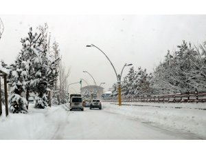 Doğu'da 6 ilde bin 500 yerleşim yerinin yolu kapandı