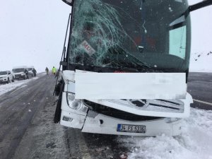 Otobüs, Tıra çarptı