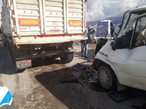 İşçi servisi tıra çarptı: 3 yaralı