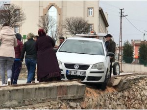 Kontrol çıkan araç istinat duvarında durabildi