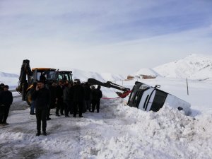 Başkale’de tipiden dolayı minibüs şarampole yuvarlandı