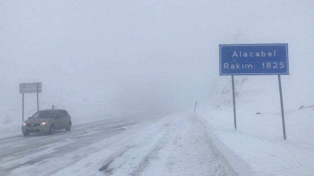 Konya-Antalya kara yolunda kar yağışı ve tipi devam ediyor