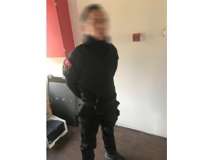 Sahte özel harekat kıyafeti ve silahla yakalandı