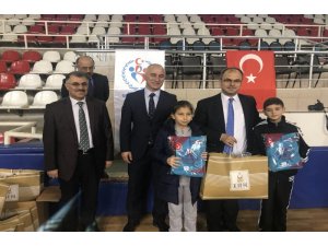 Öğrencilere spor malzemesi desteği