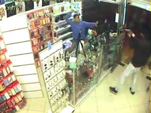 Tartıştıkları işyerini basıp ateş etmeye çalıştığı silahı tutukluk yapan saldırgan tutuklandı