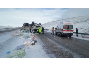 Buzlanan yolda kayan kamyon devrildi: 1 yaralı
