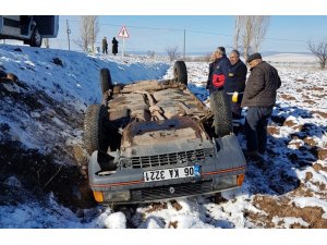 Otomobil şarampole devrildi: 2 yaralı