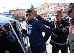 Aşık olduğu kadın ve erkek arkadaşı tarafından gasp edildi