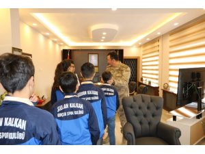 Şampiyon sporculardan Jandarma Komando Alay Komutanı Süslü’ye ziyaret