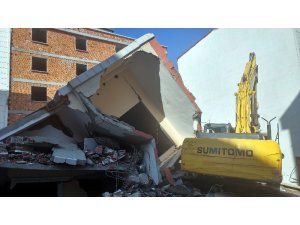 Esenyurt’ta bina iş makinesinin üzerine devrildi