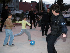 Çevik Kuvvet: 1- Taş atan çocuklar: 5