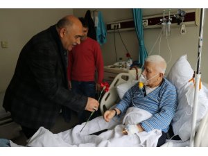 Şahin eşi ile birlikte hastaları ziyaret edip moral verdi