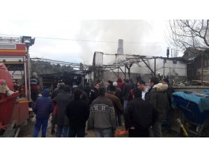 İki katlı ev yangında küle döndü