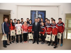 Şampiyon sporculardan Başkan Ay’a ziyaret