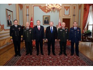 Bakan Akar ve beraberindeki komutanlardan TBMM Başkanı Şentop’a ziyaret