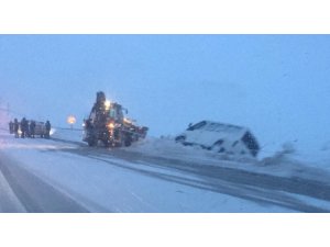 Kaza yapan ticari araç şarampole devrilmekten son anda kurtuldu